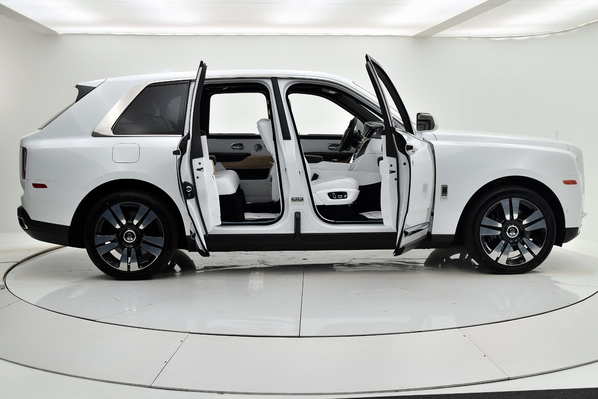Rolls Royce Cullinan белый
