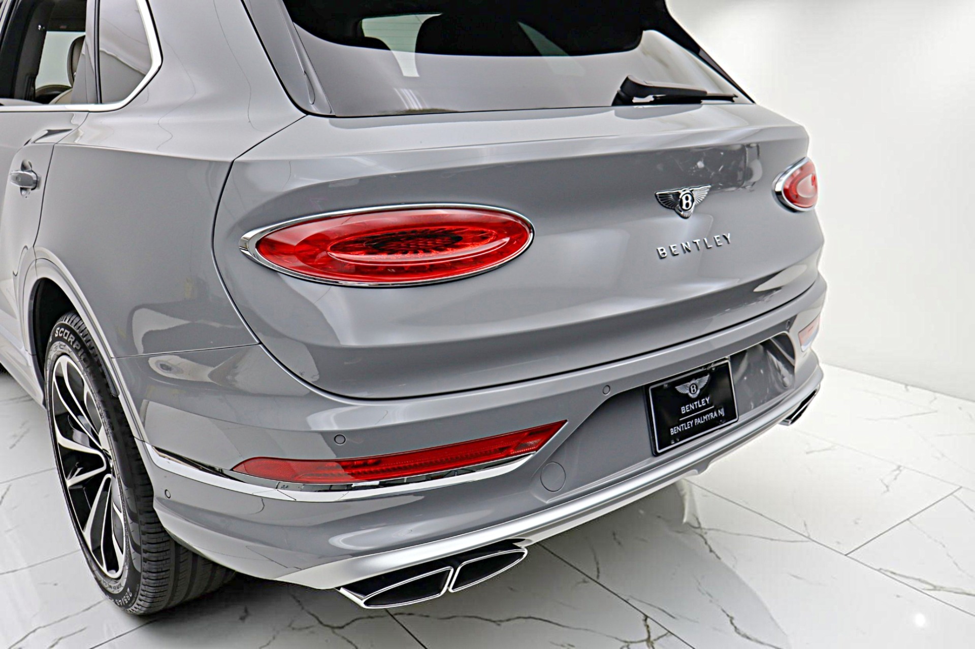 2024 Bentley Bentayga - Photo 14