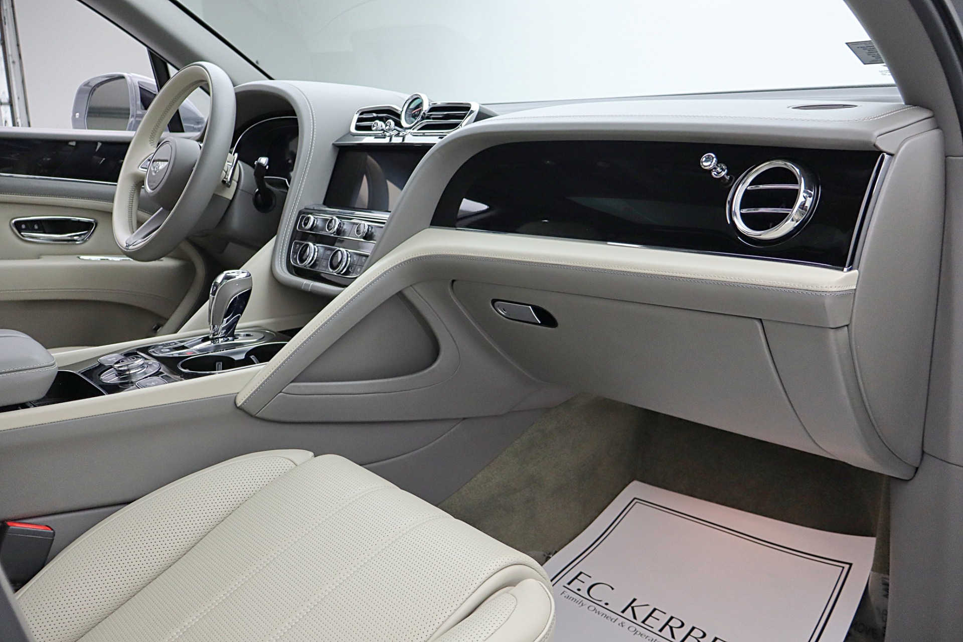 2024 Bentley Bentayga - Photo 26