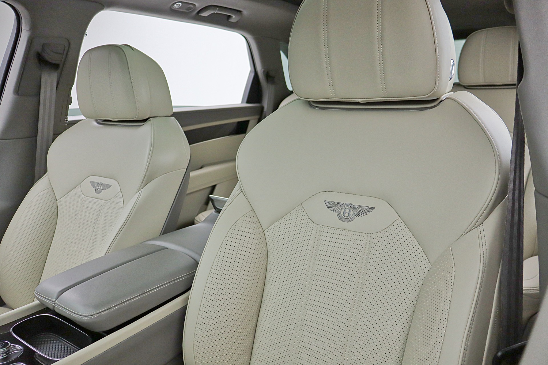 2024 Bentley Bentayga - Photo 27