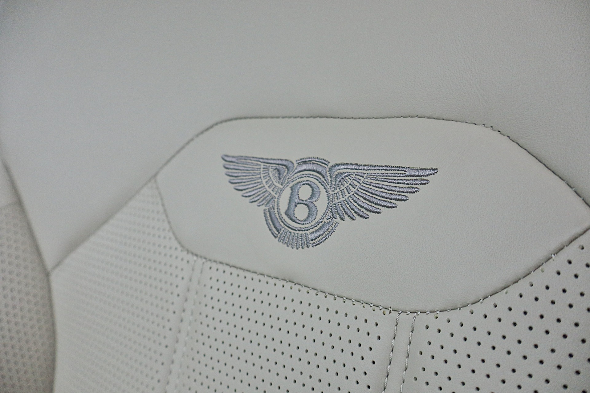2024 Bentley Bentayga - Photo 28