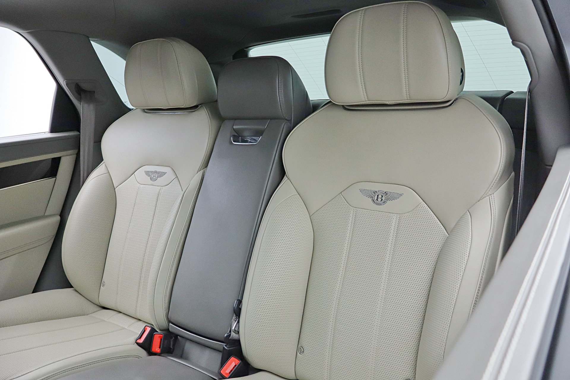 2024 Bentley Bentayga - Photo 29