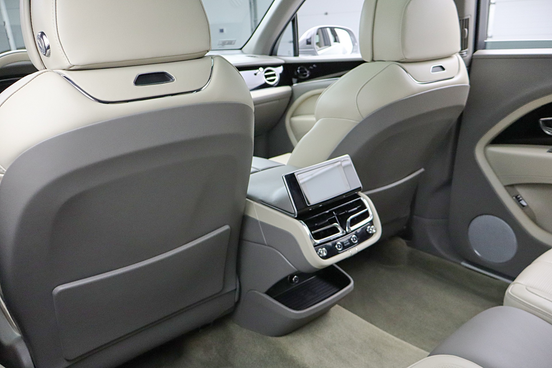 2024 Bentley Bentayga - Photo 30