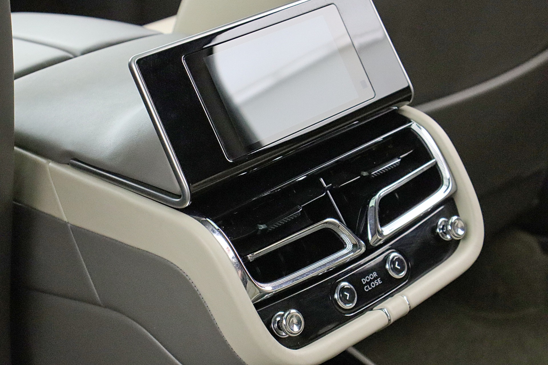 2024 Bentley Bentayga - Photo 31