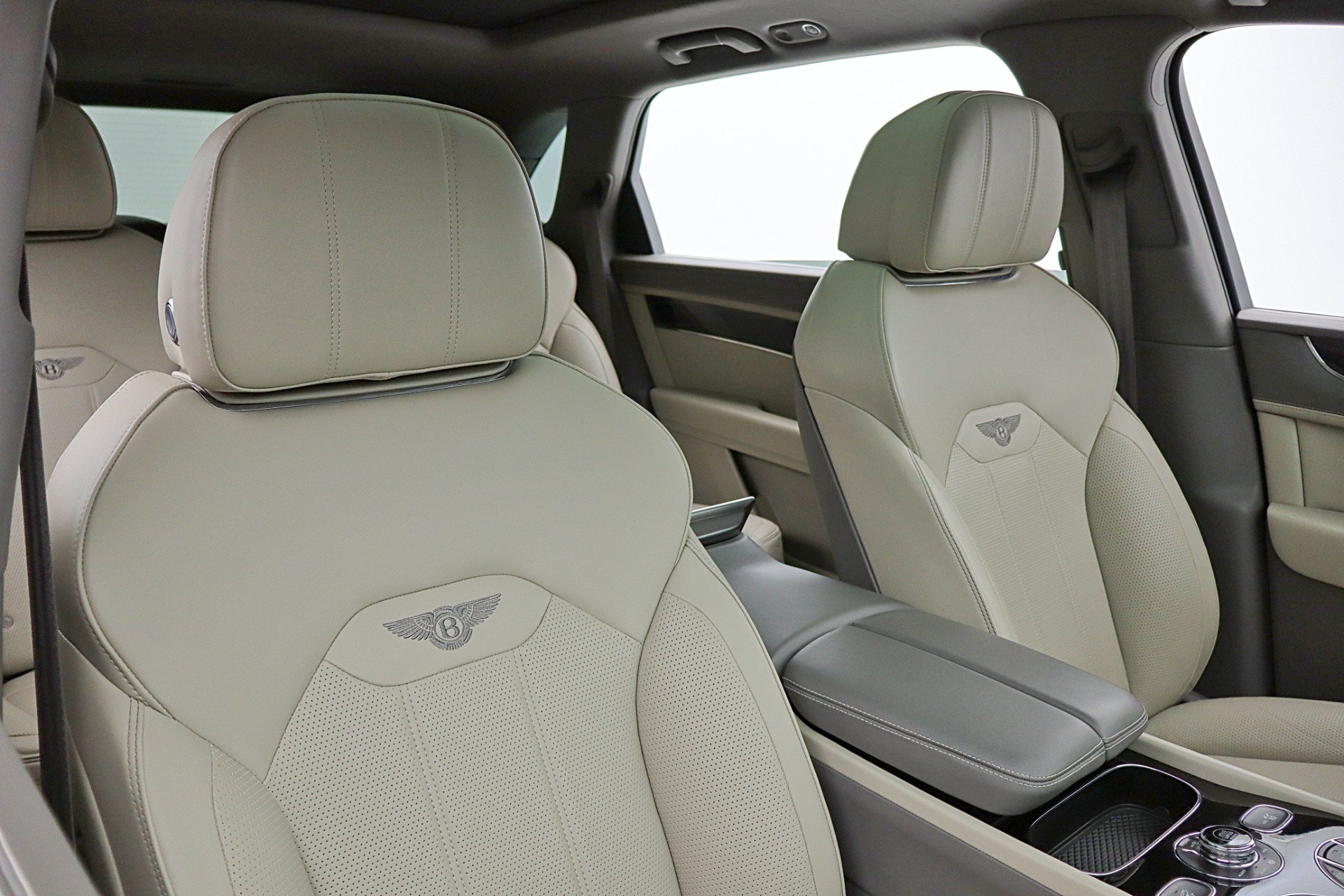 2024 Bentley Bentayga - Photo 32