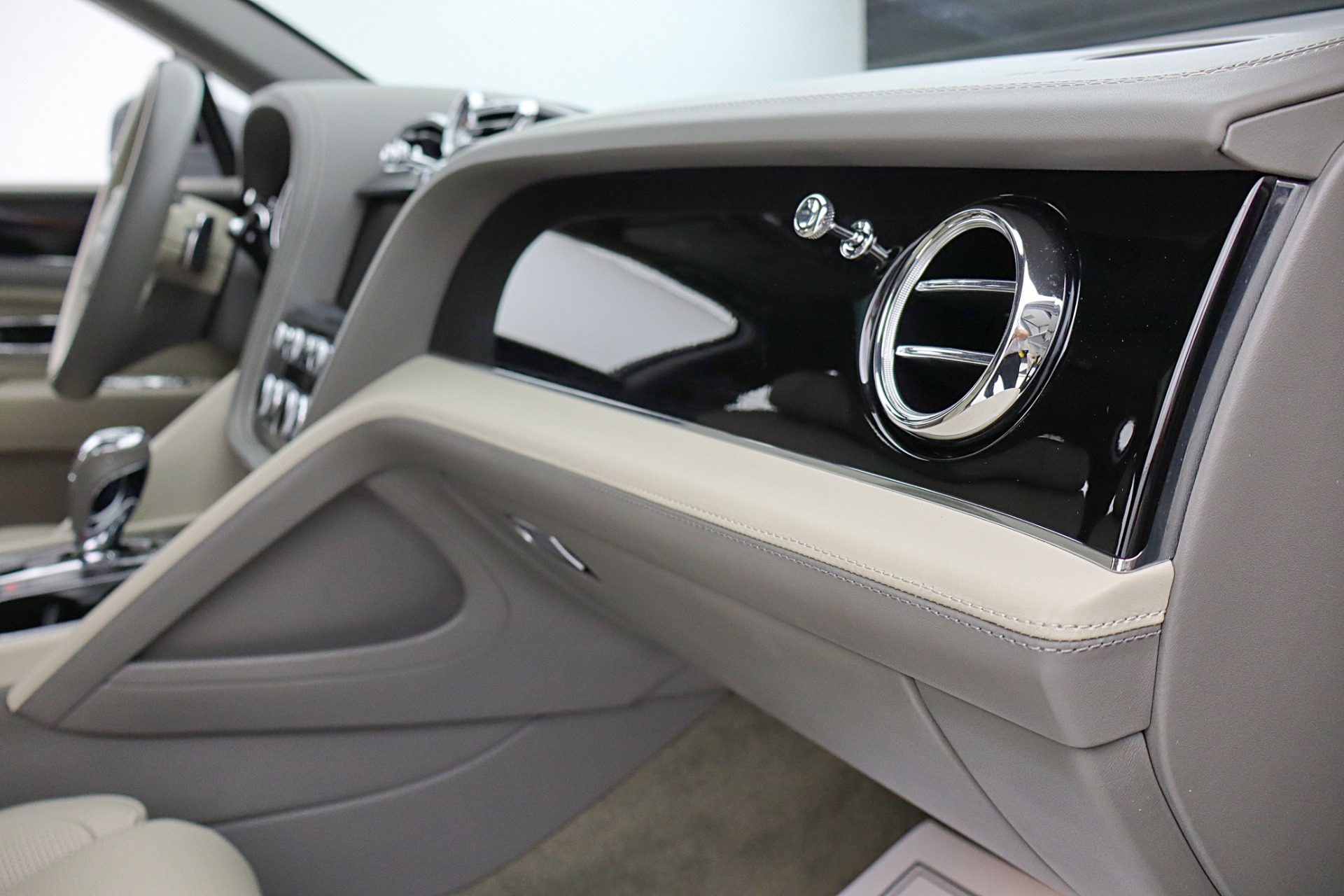 2024 Bentley Bentayga - Photo 34