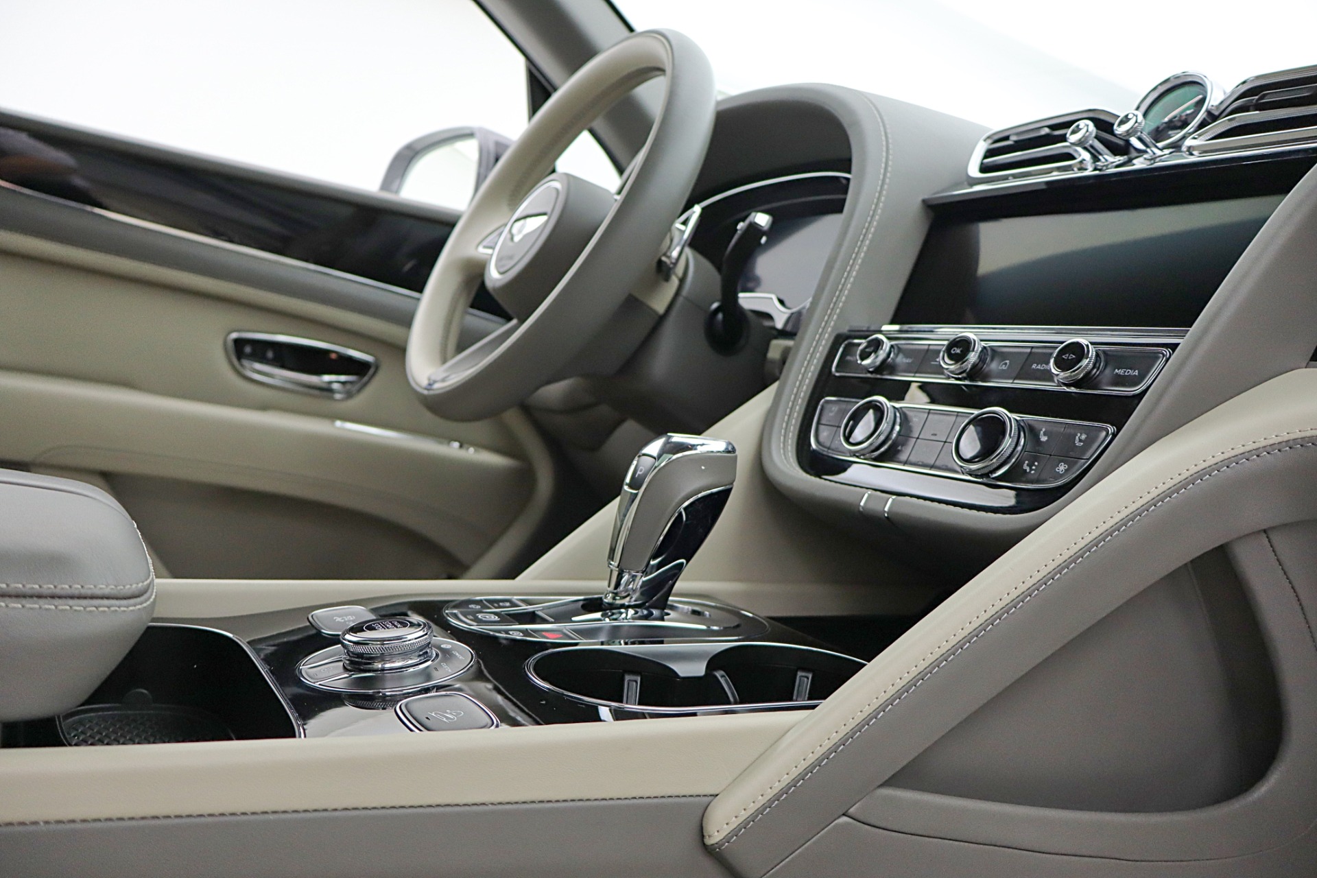 2024 Bentley Bentayga - Photo 35