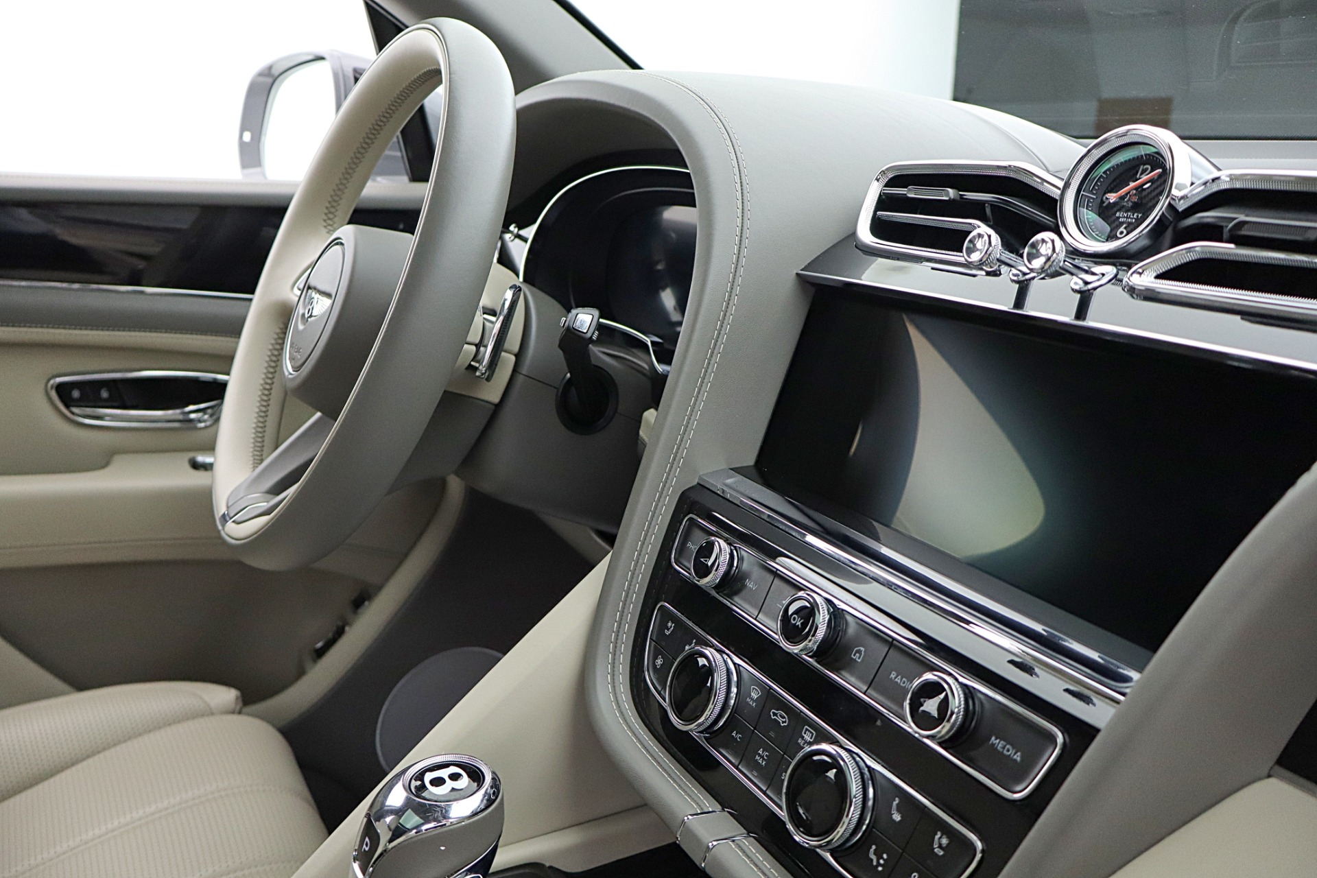 2024 Bentley Bentayga - Photo 37