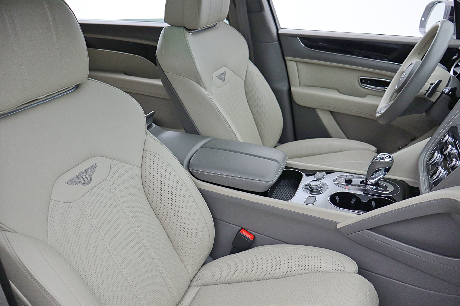 2024 Bentley Bentayga - Photo 38
