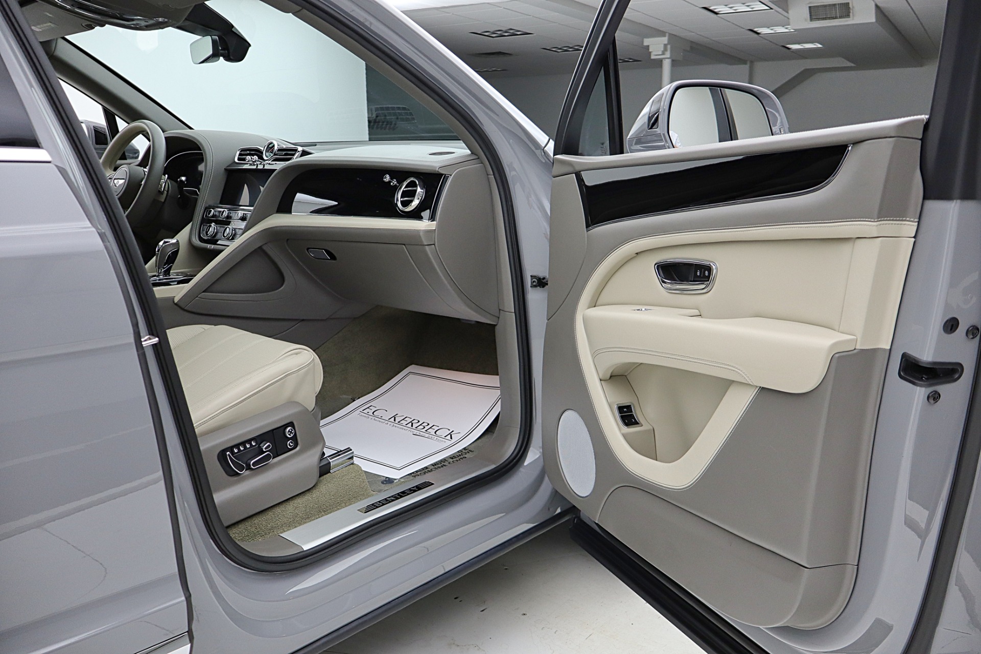 2024 Bentley Bentayga - Photo 39