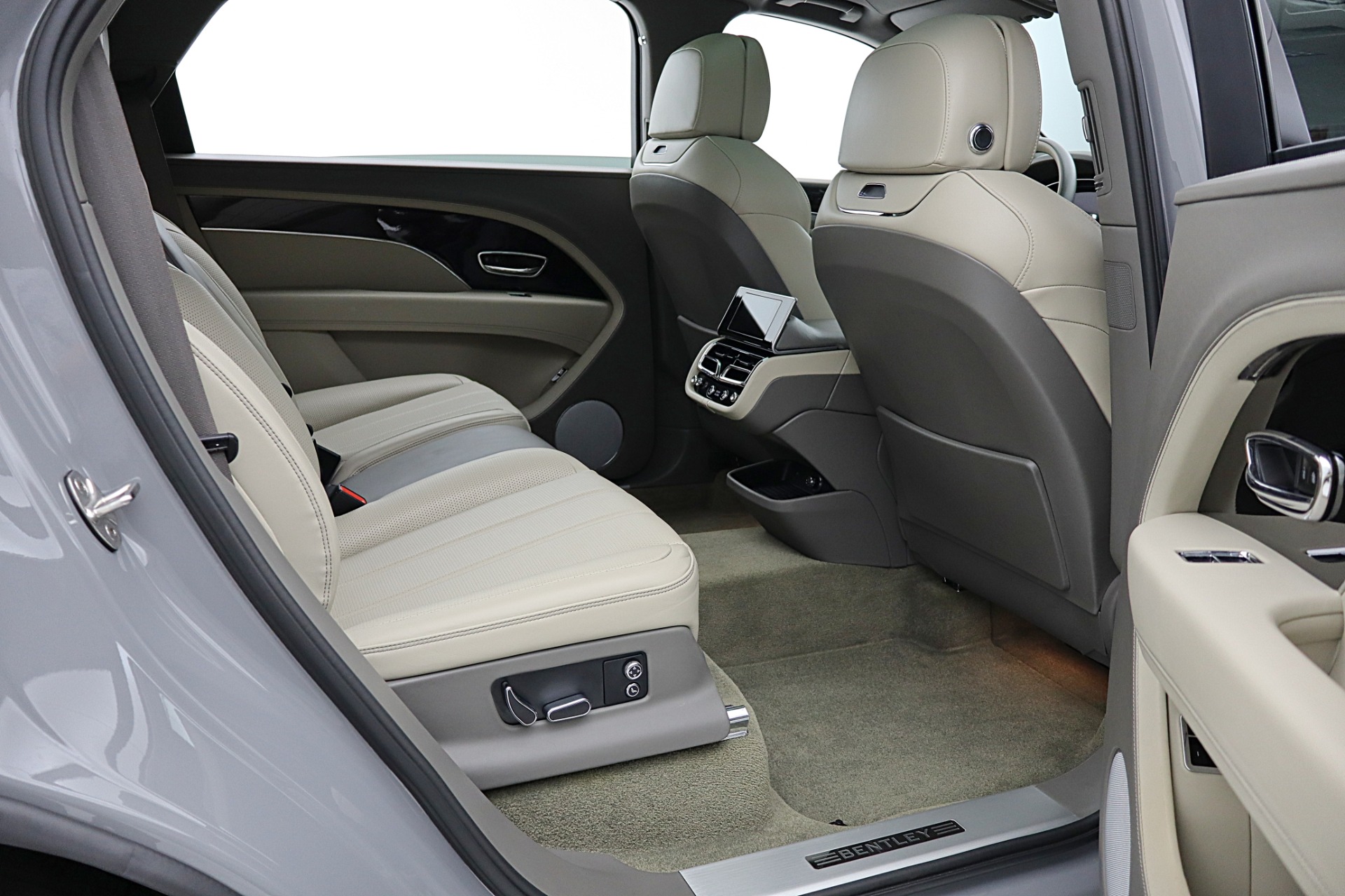 2024 Bentley Bentayga - Photo 40