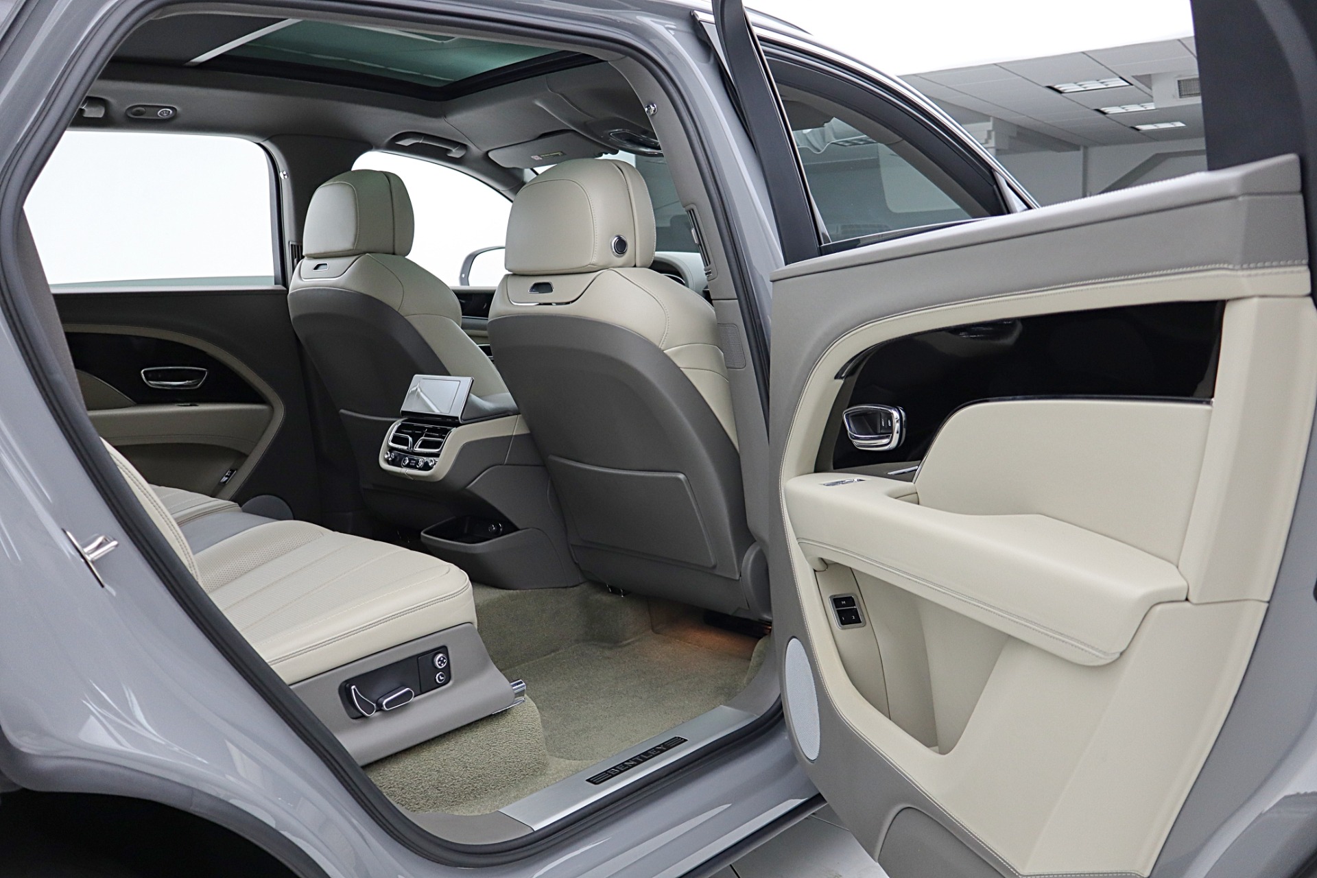 2024 Bentley Bentayga - Photo 41