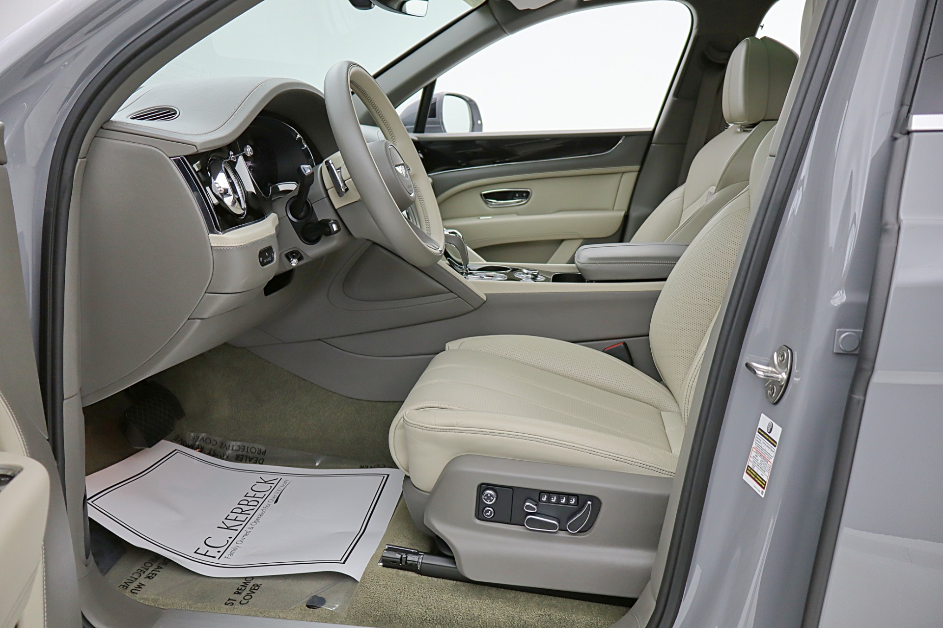 2024 Bentley Bentayga - Photo 42