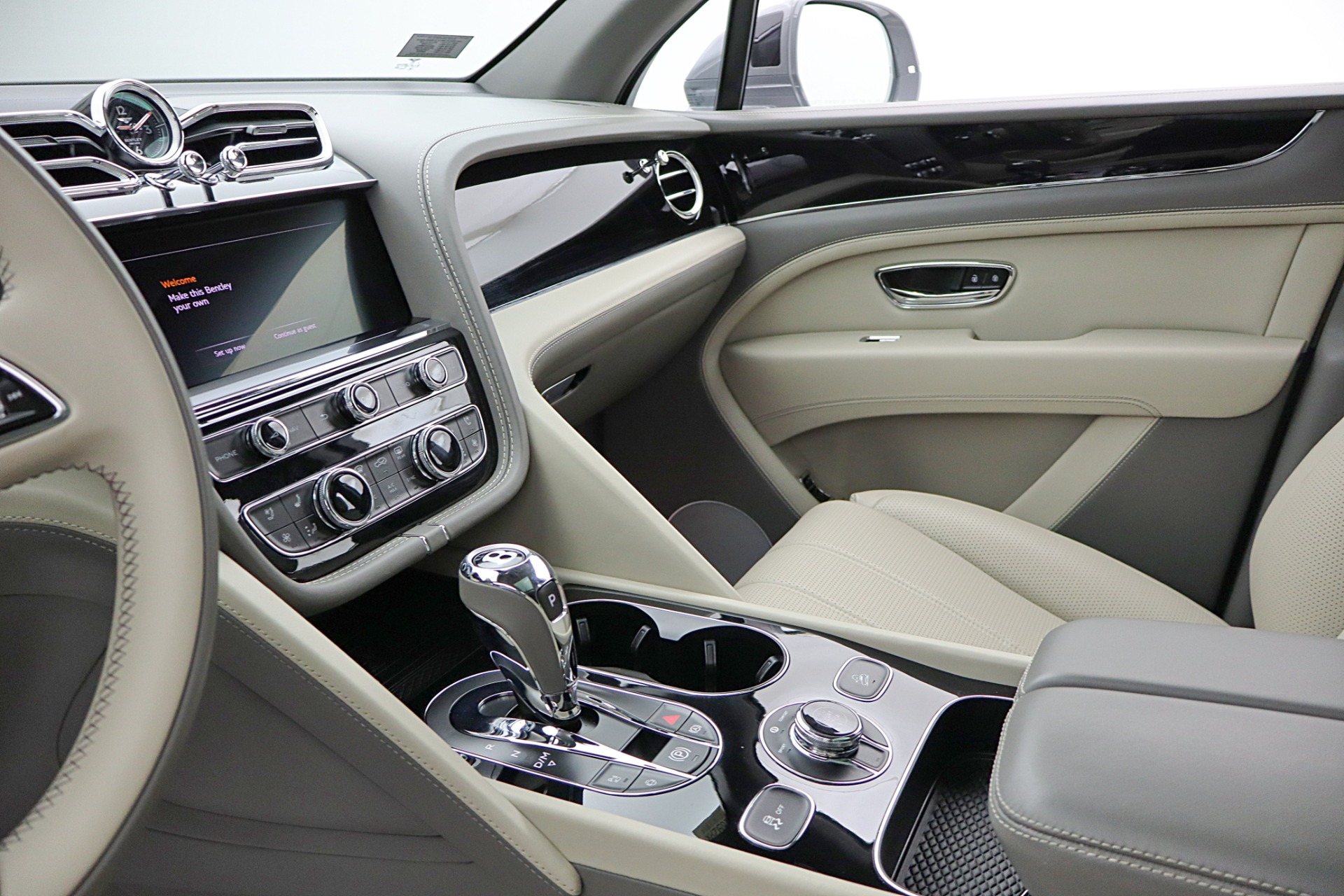 2024 Bentley Bentayga - Photo 43
