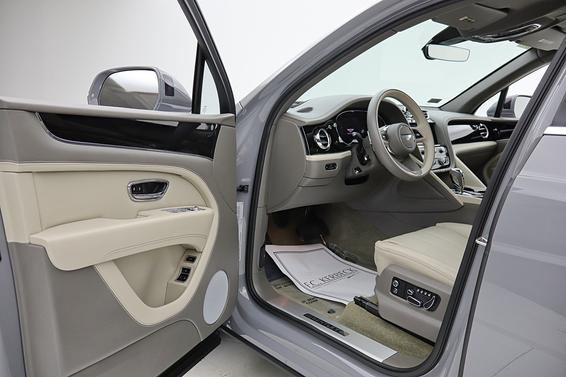 2024 Bentley Bentayga - Photo 44