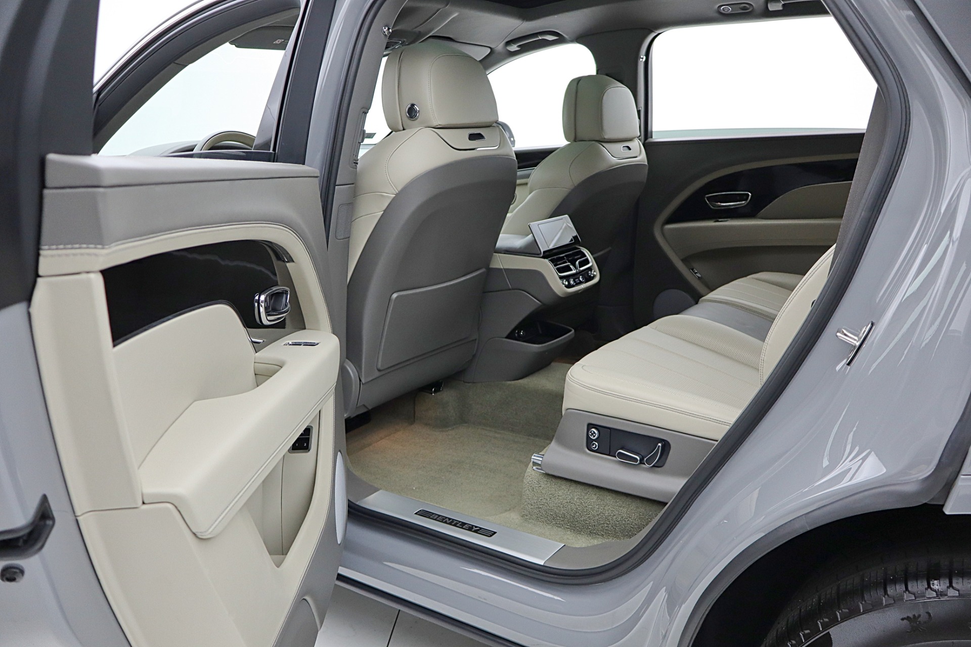 2024 Bentley Bentayga - Photo 45