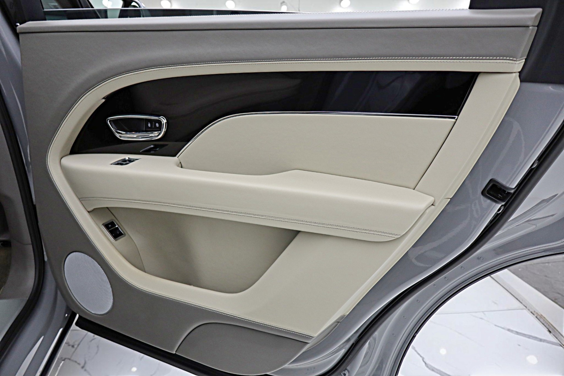 2024 Bentley Bentayga - Photo 47