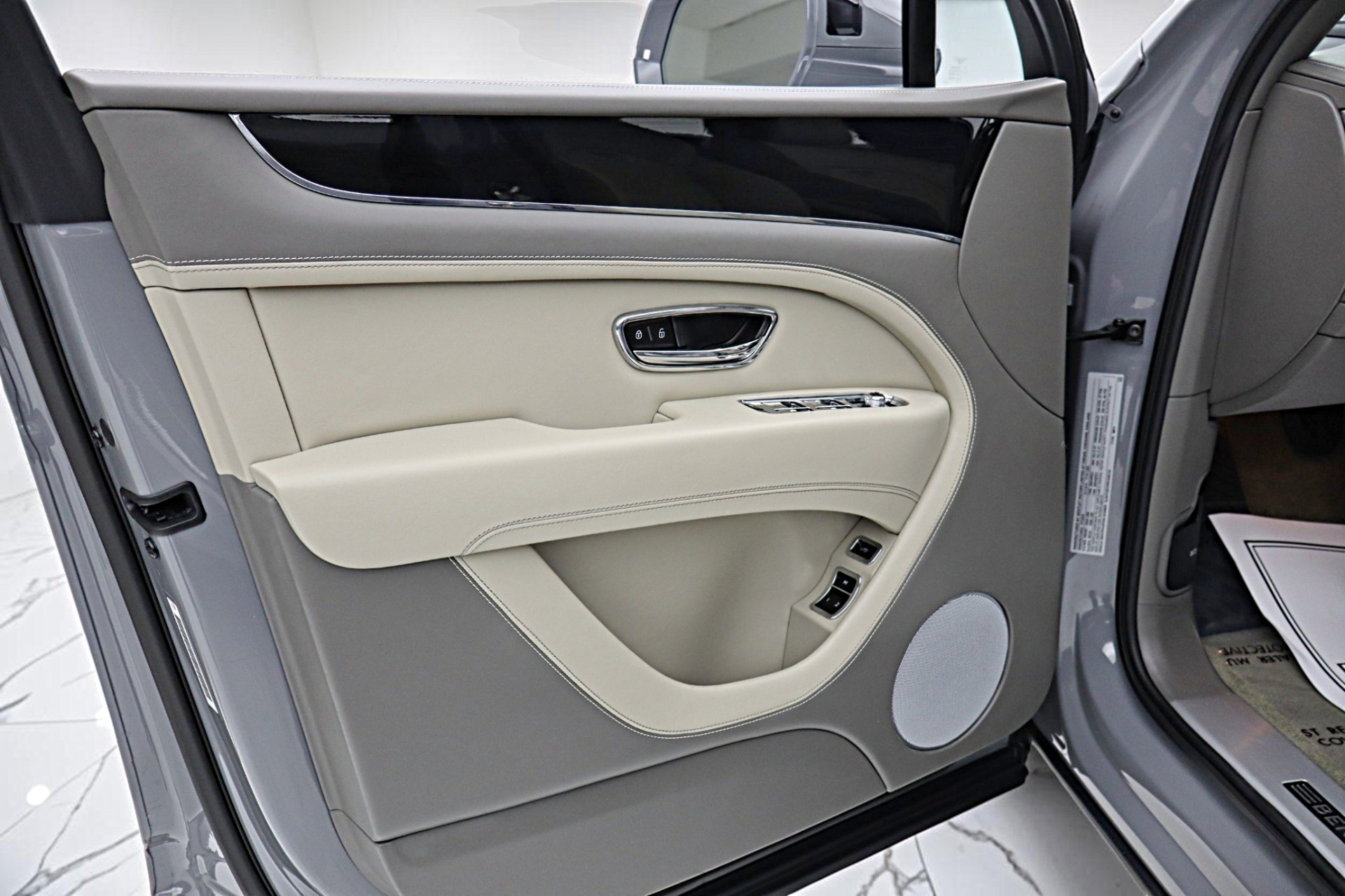 2024 Bentley Bentayga - Photo 48