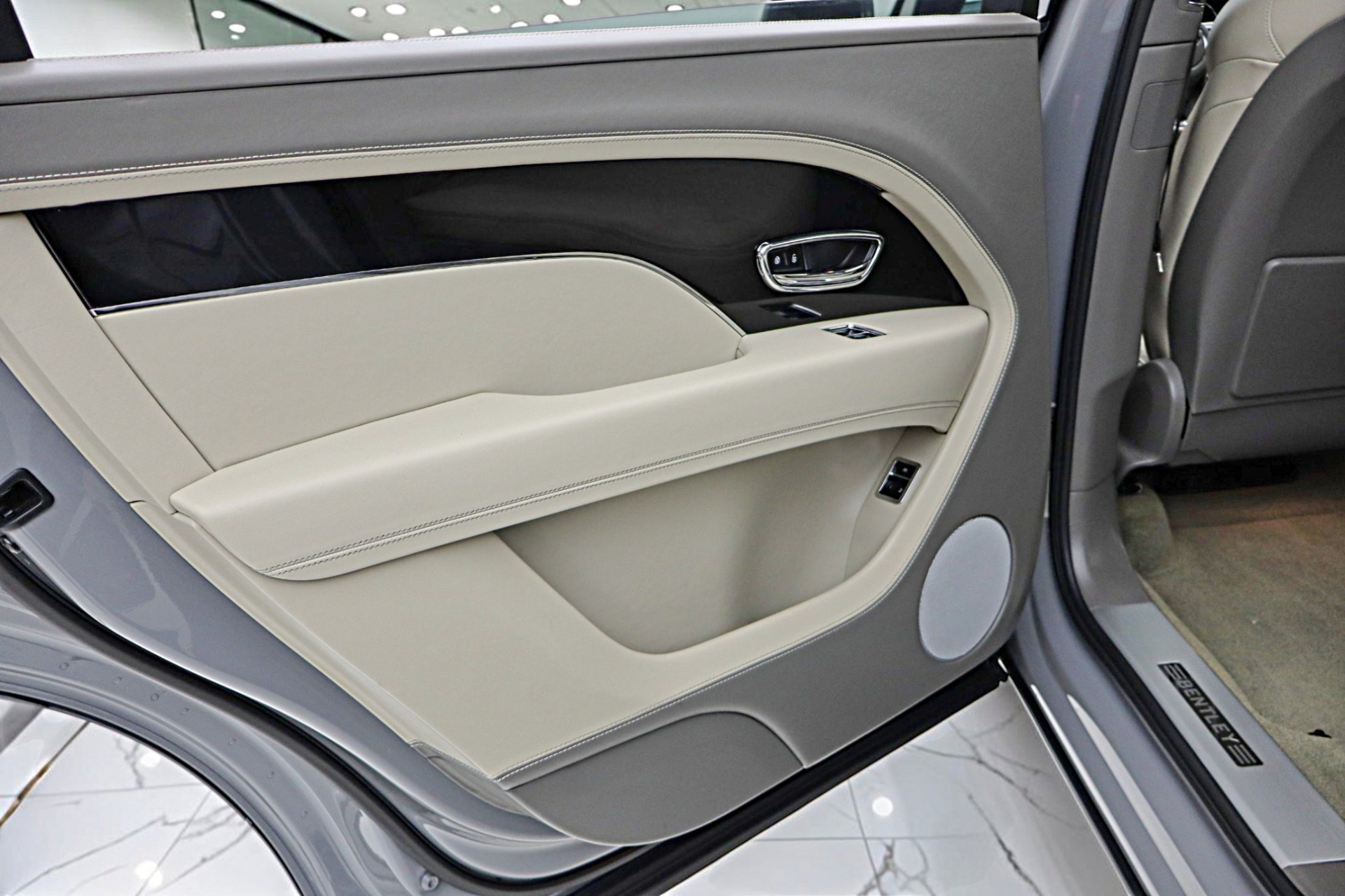 2024 Bentley Bentayga - Photo 49