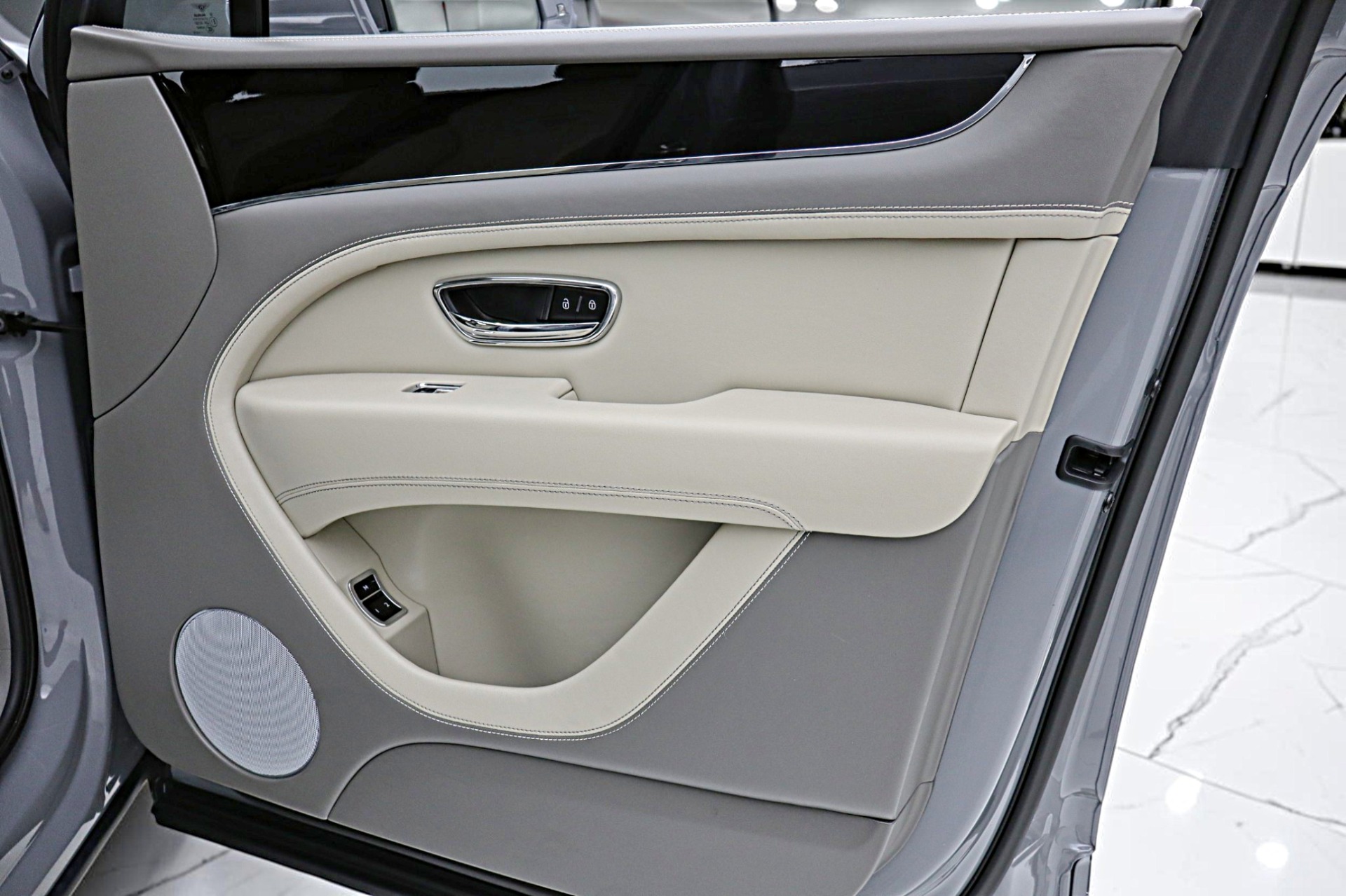 2024 Bentley Bentayga - Photo 50