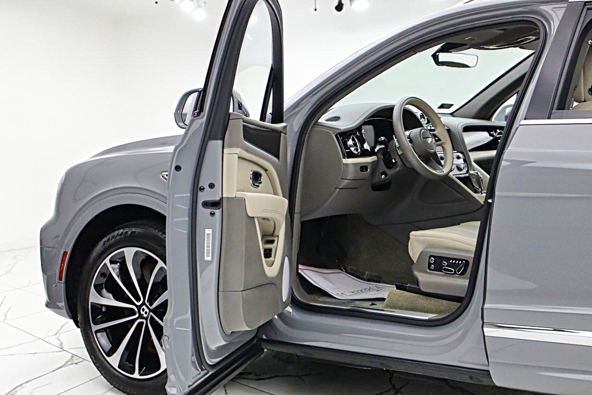 2024 Bentley Bentayga - Photo 6