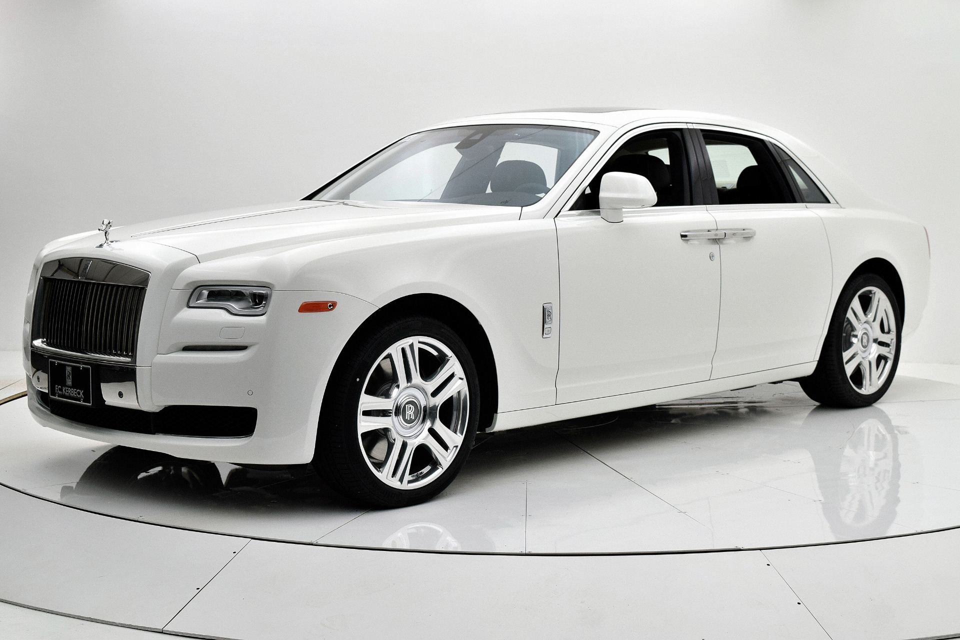 Белый роллс ройс. Rolls Royce Ghost. Роллс Ройс белый. Rolls Royce Phantom White. Rolls Royce Ghost 2017.
